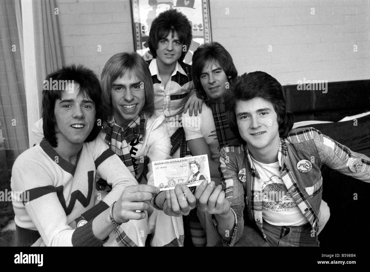 Bay City Rollers das einzige Geld zwischen ihnen - einen Fünfer! Das einzige, das kein Bargeld normalerweise trägt ist Derek Longmuir, die Bank! Stockfoto