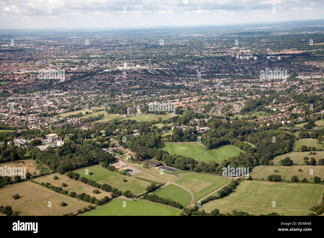 Luftbild südwestlich von Belmont School Spielfeld Farm Riding School St
