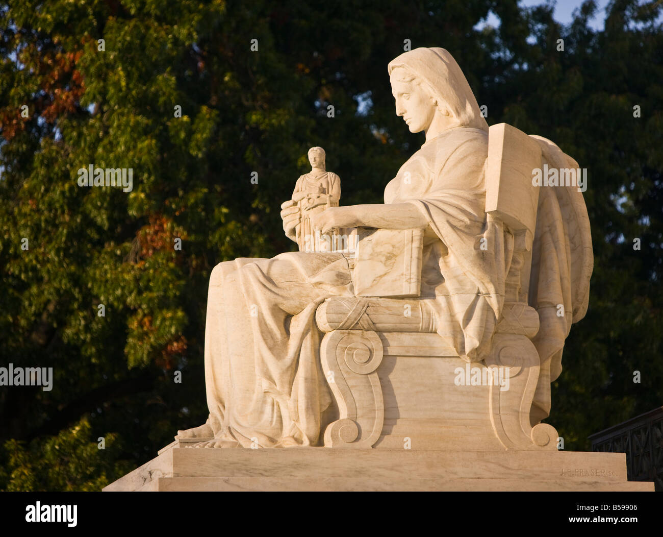 WASHINGTON DC USA Statue vor United States Supreme Court Gebäude Stockfoto