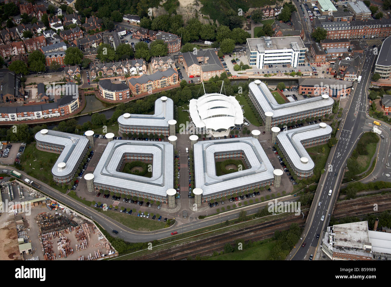 Luftbild nördlich von Geschäftszone Wilford Straße Schloss Wiese Straße s beherbergt Eisenbahnlinie Nottingham NG1 England UK Stockfoto
