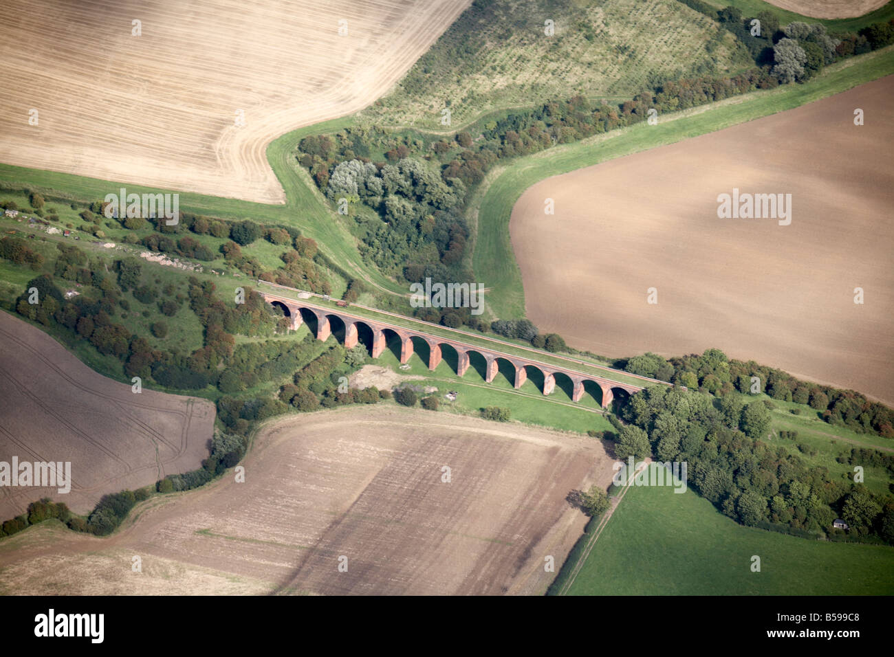 Luftbild Norden östlich von stillgelegten Viadukt Land Felder John O Gaunt Leicestershire England UK hohe Ebene schräg Stockfoto