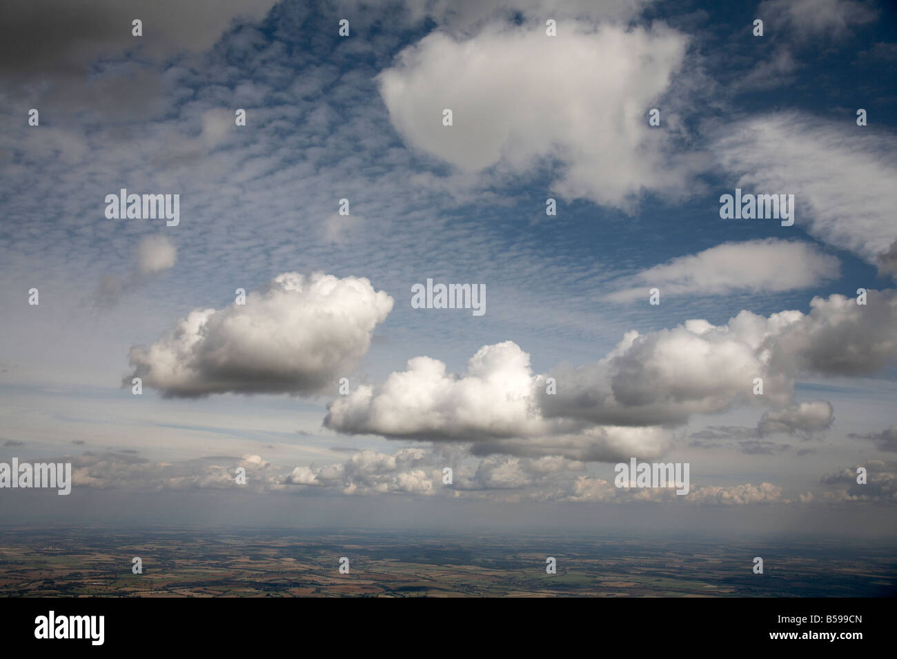 Abstrakte Luftbild Norden östlich von Wolken gegen blaue und graue Himmel Leicestershire England UK hohe schräg Stockfoto