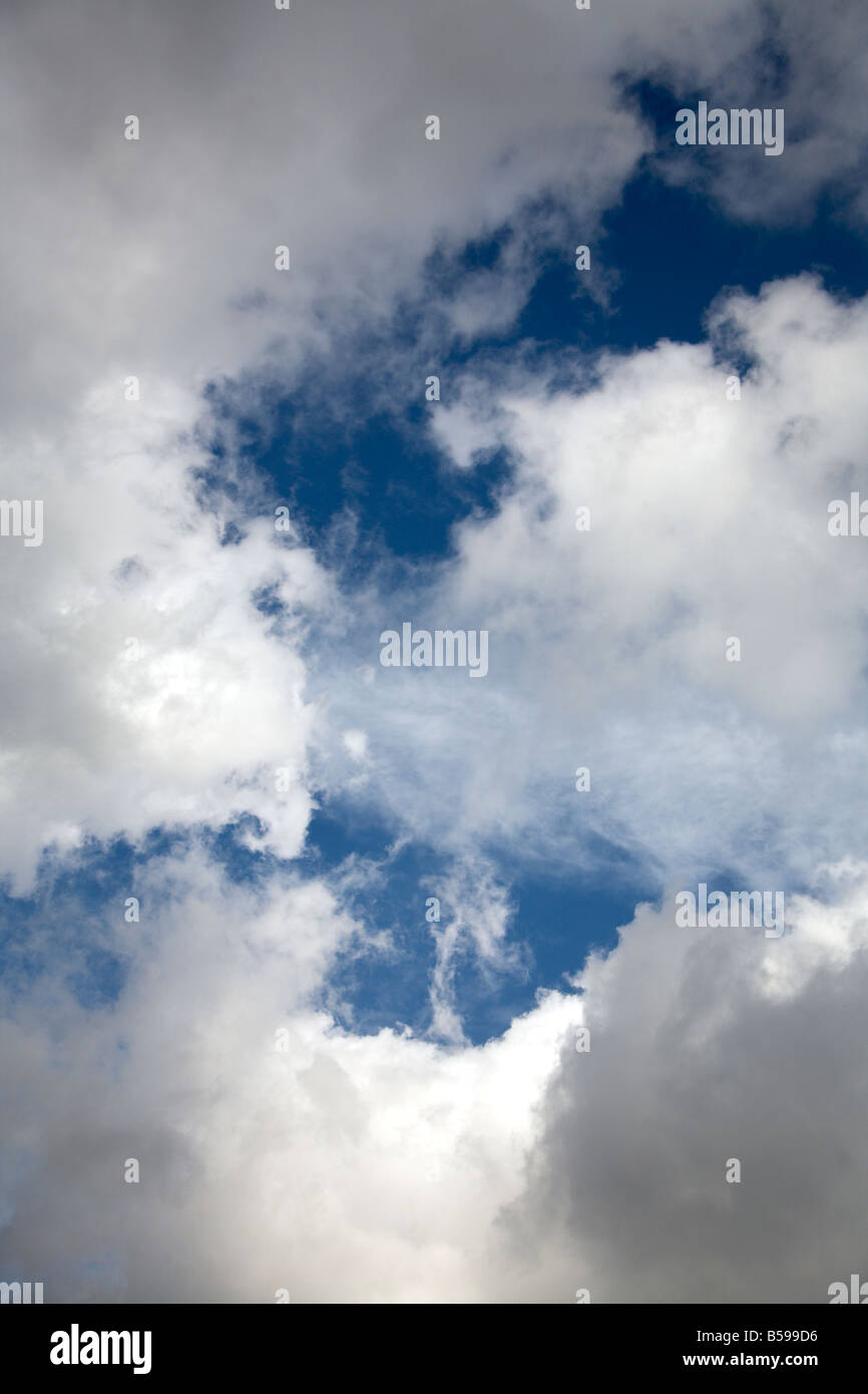 Abstrakte Luftaufnahme der Wolken gegen blauen Himmel Stockfoto
