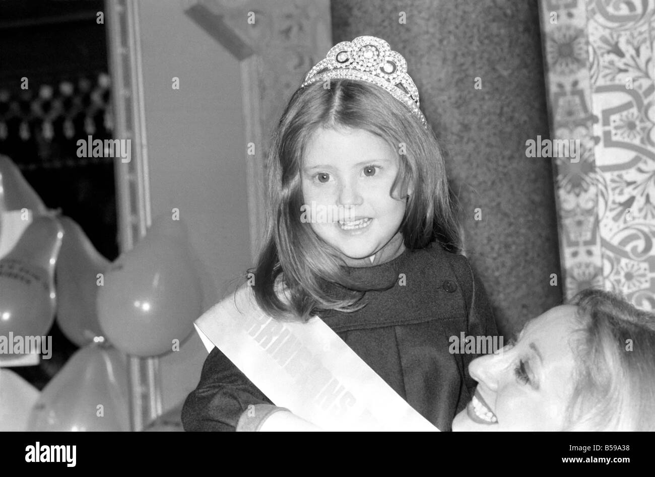 Kinder: Cute: Wettbewerbe: Tiny Tots Line Up For "Mini Miss Großbritannien" Titel: zehn Mädchen aus verschiedenen Teilen des Landes und im Alter zwischen vier und sechs Jahren stehen heute im Wettbewerb um den Titel Mini Miss Großbritannien 1980. Stockfoto