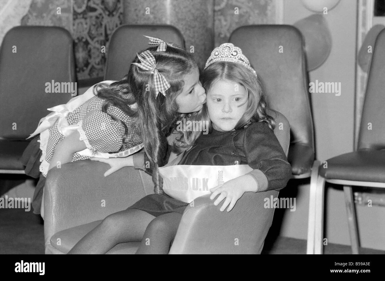 Kinder: Cute: Wettbewerbe: Tiny Tots Line Up For "Mini Miss Großbritannien" Titel: zehn Mädchen aus verschiedenen Teilen des Landes und im Alter zwischen vier und sechs Jahren stehen heute im Wettbewerb um den Titel Mini Miss Großbritannien 1980. Stockfoto