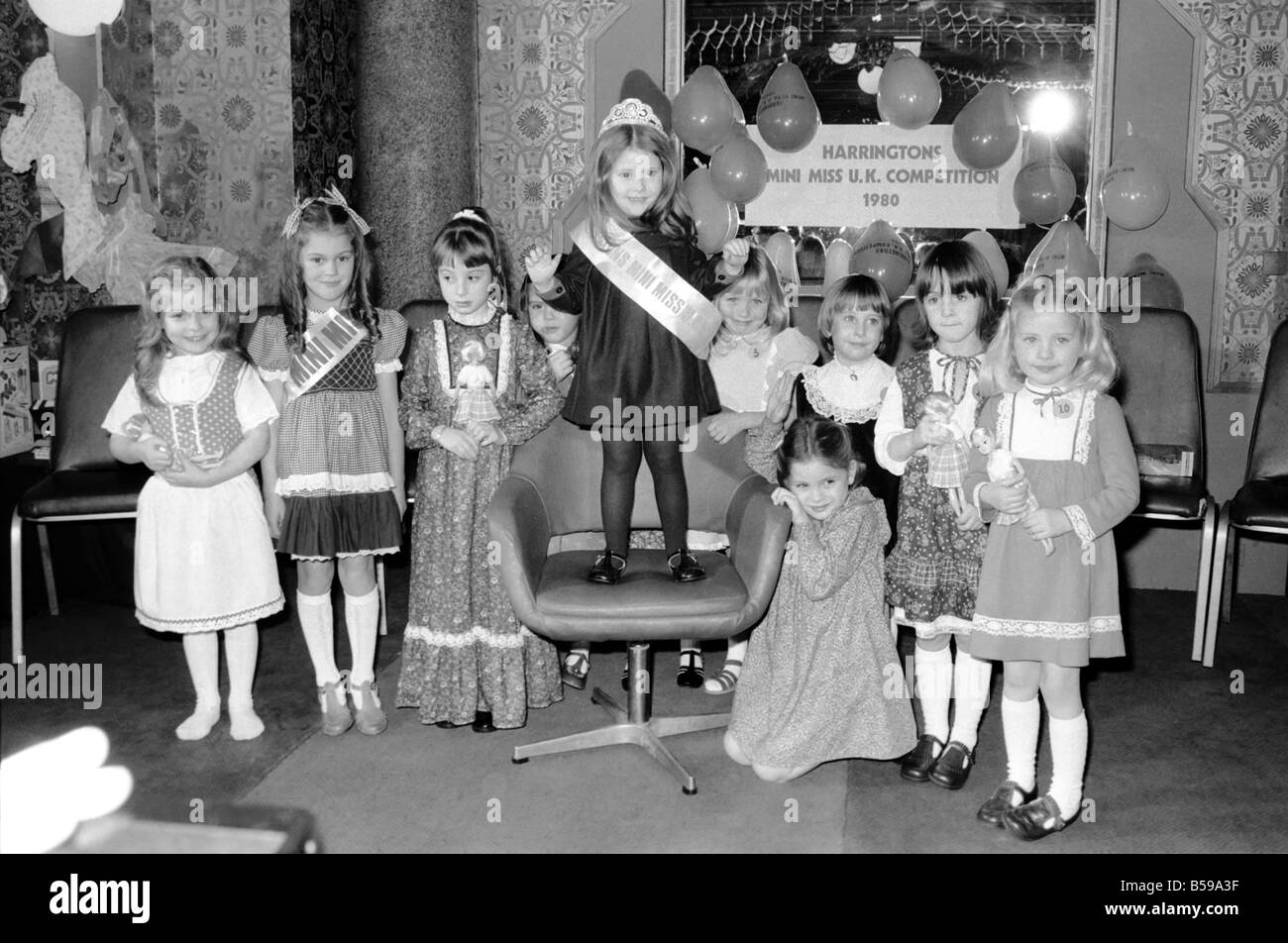 Kinder: Cute: Wettbewerbe: Tiny Tots Line Up For "Mini Miss Großbritannien" Titel: zehn Mädchen aus verschiedenen Teilen des Landes und im Alter zwischen vier und sechs Jahren stehen heute im Wettbewerb um den Titel Mini Miss Großbritannien 1980. Stockfoto