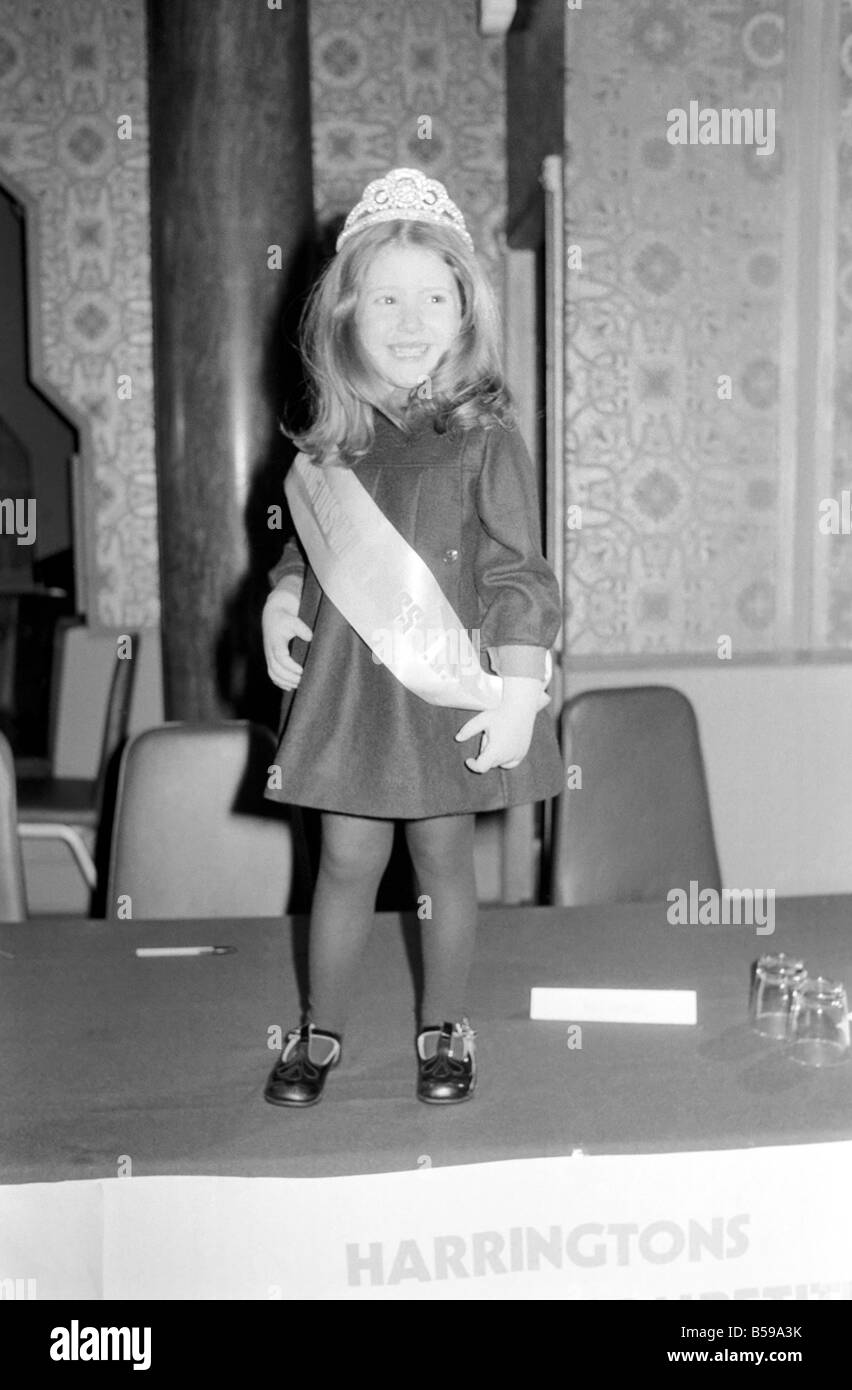 Kinder: Cute: Wettbewerbe: Tiny Tots Line Up For "Mini Miss Großbritannien" Titel: zehn Mädchen aus verschiedenen Teilen des Landes und im Alter zwischen vier und sechs Jahren stehen heute im Wettbewerb um den Titel Mini Miss Großbritannien 1980. Stockfoto