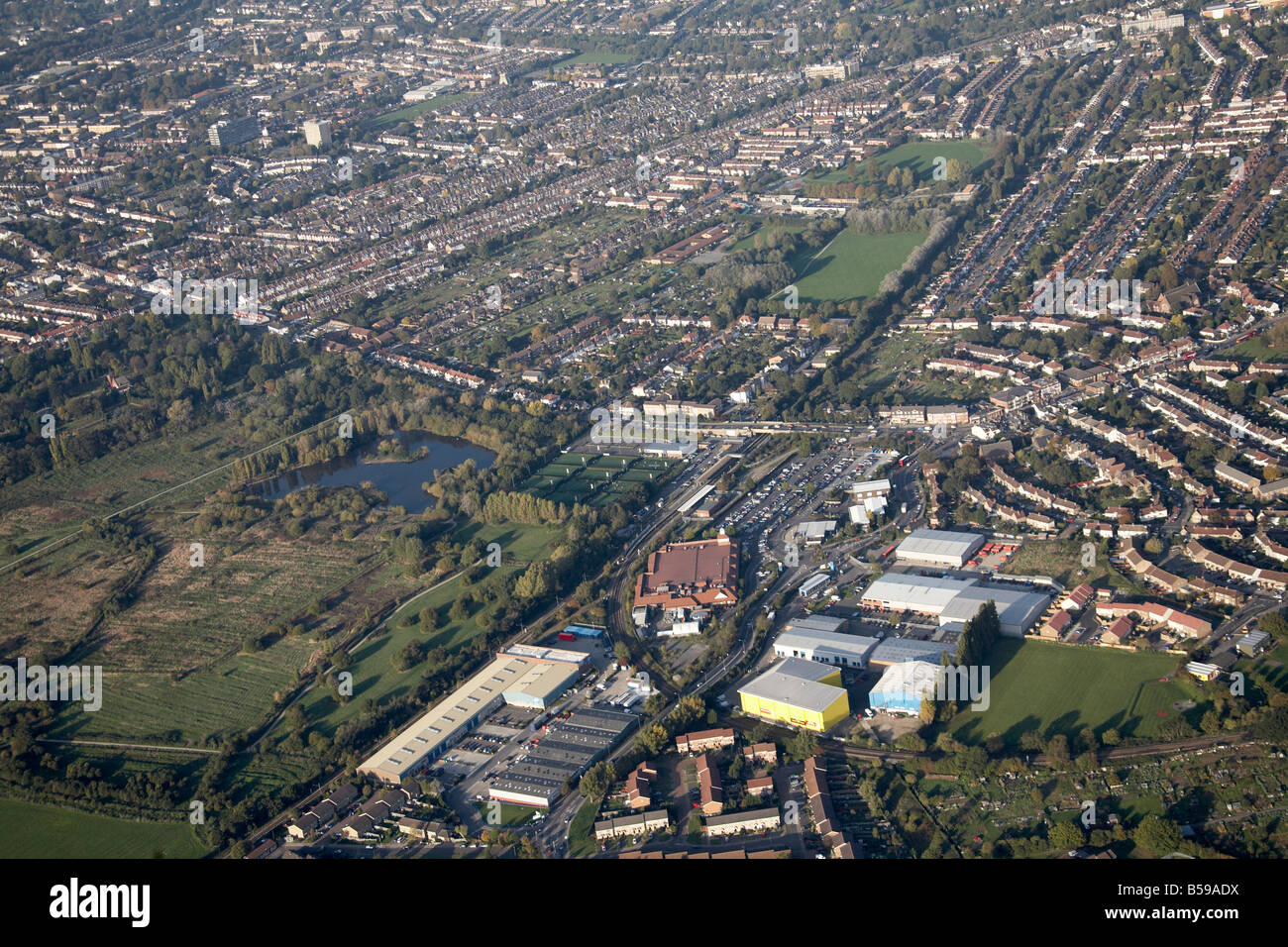 Luftbild, Nordosten von South Norwood Country Park Spielgelände Kleingärten suburban Elmers Ende Bromley London BR3 Häuser Stockfoto