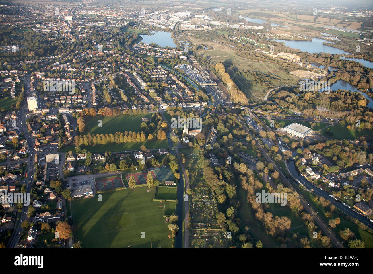 Luftbild Norden östlich von Lee Valley Park Admirals Walk See Güllegrube Vorstadt beherbergt Kleingärten Sportplätze Hertfordshire Stockfoto