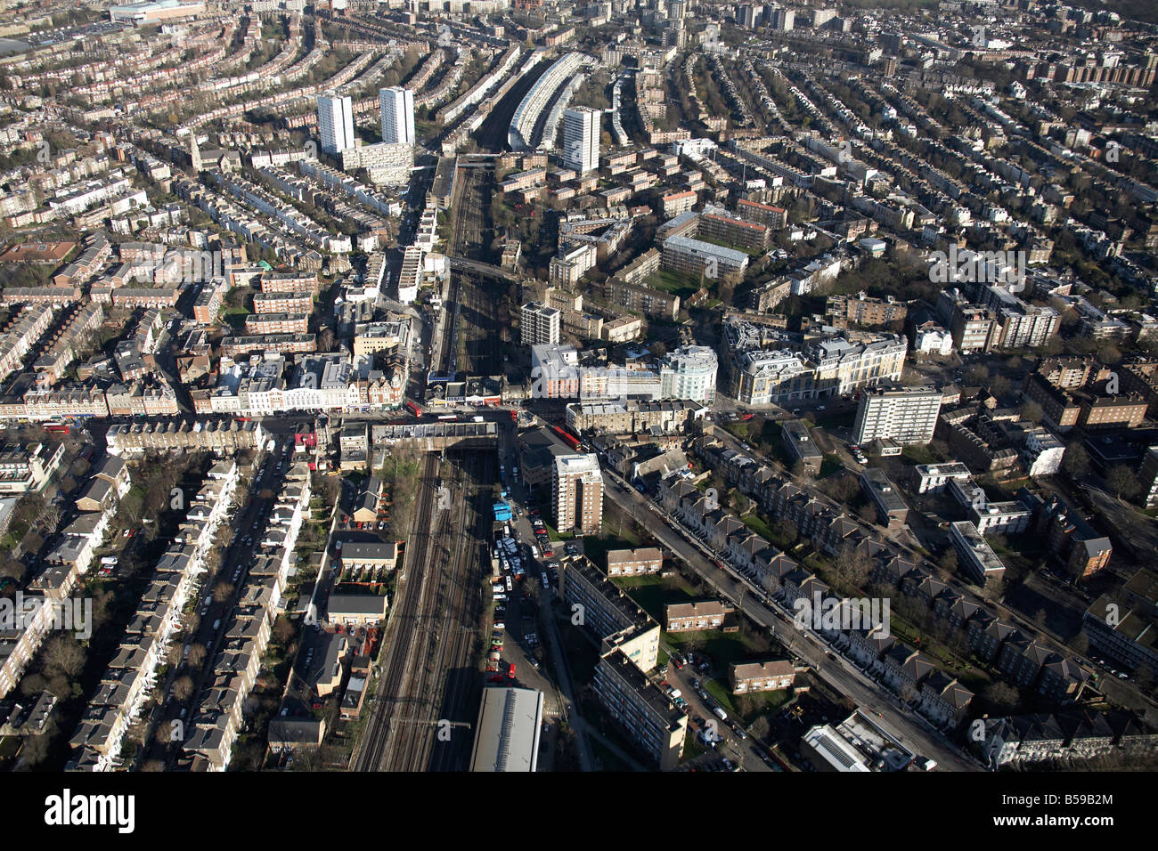 Luftbild Norden östlich von Kilburn High Road Priory Road Geschäfte Vorstadt beherbergt Hochhäusern Bahnstrecke London NW6 NW8 England Stockfoto