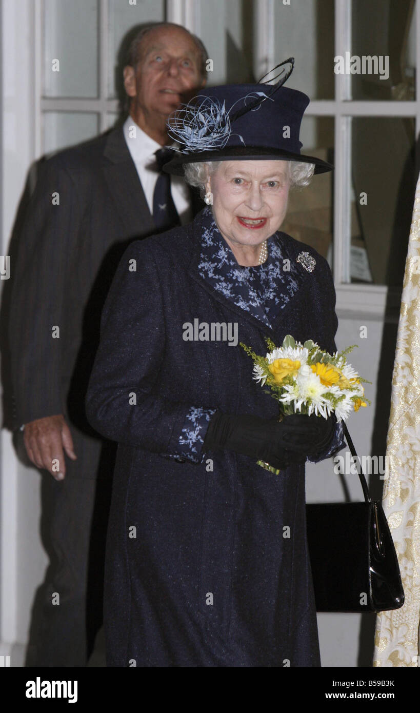 Queen Elizabeth und Herzog von Edinburgh Prinz Philip besuchte einen Service von Thanksgiving an St Bride s, die Kirche in Fleet Street zur Feier des 50. Jahrestages der die Umwidmung der Kirche, die die Kirche im Zentrum von London seit langem als die Journalisten-Kirche bekannt ist und die Königin von der Duke of Edinburgh begleitet von einer Gemeinde Presse Barone Journalisten und Fotografen verbunden war Stockfoto