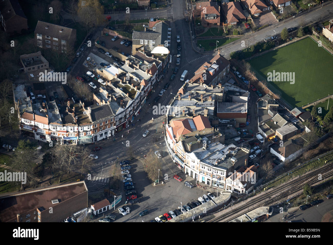 Luftbild Norden westlich von The Broadway King s Avenue Charteris Straße Bahnlinie s beherbergt Geschäfte Woodford Green London IG8 Stockfoto