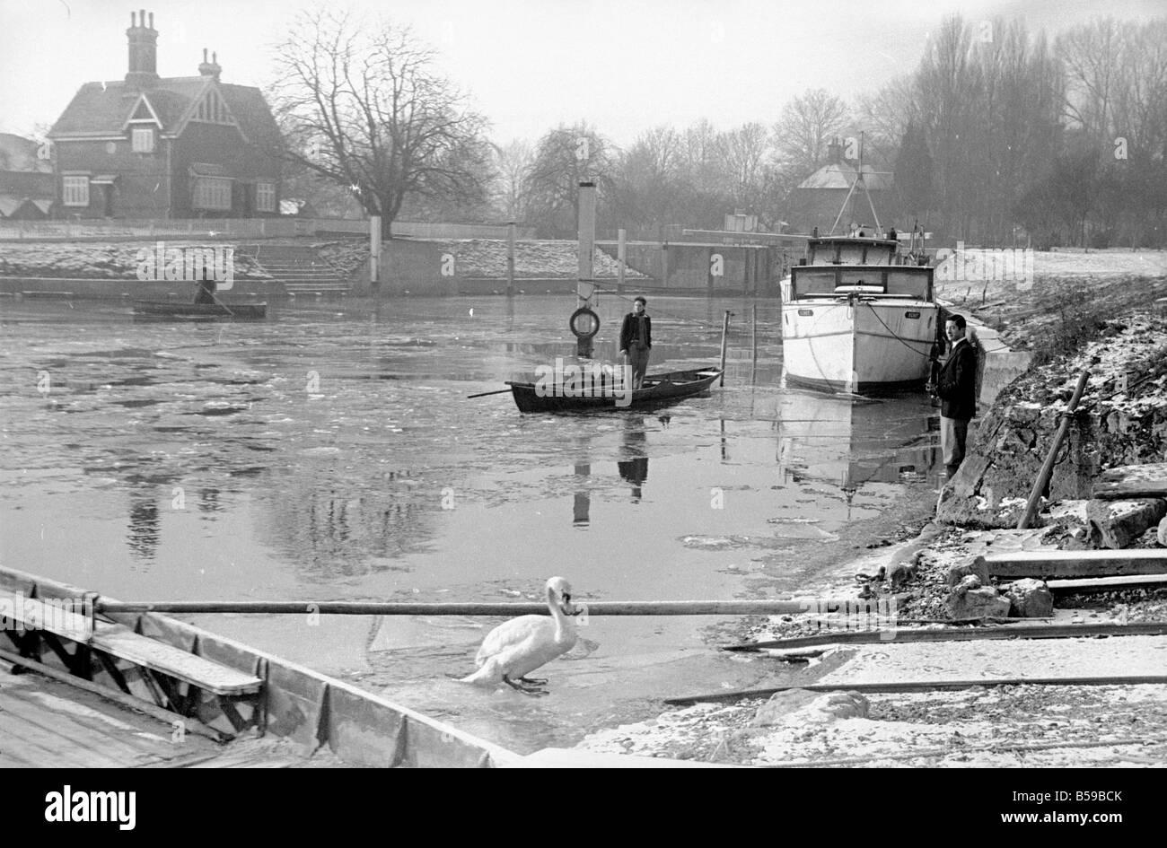 Der zugefrorenen Themse bei Teddington Januar 1940 Stockfoto