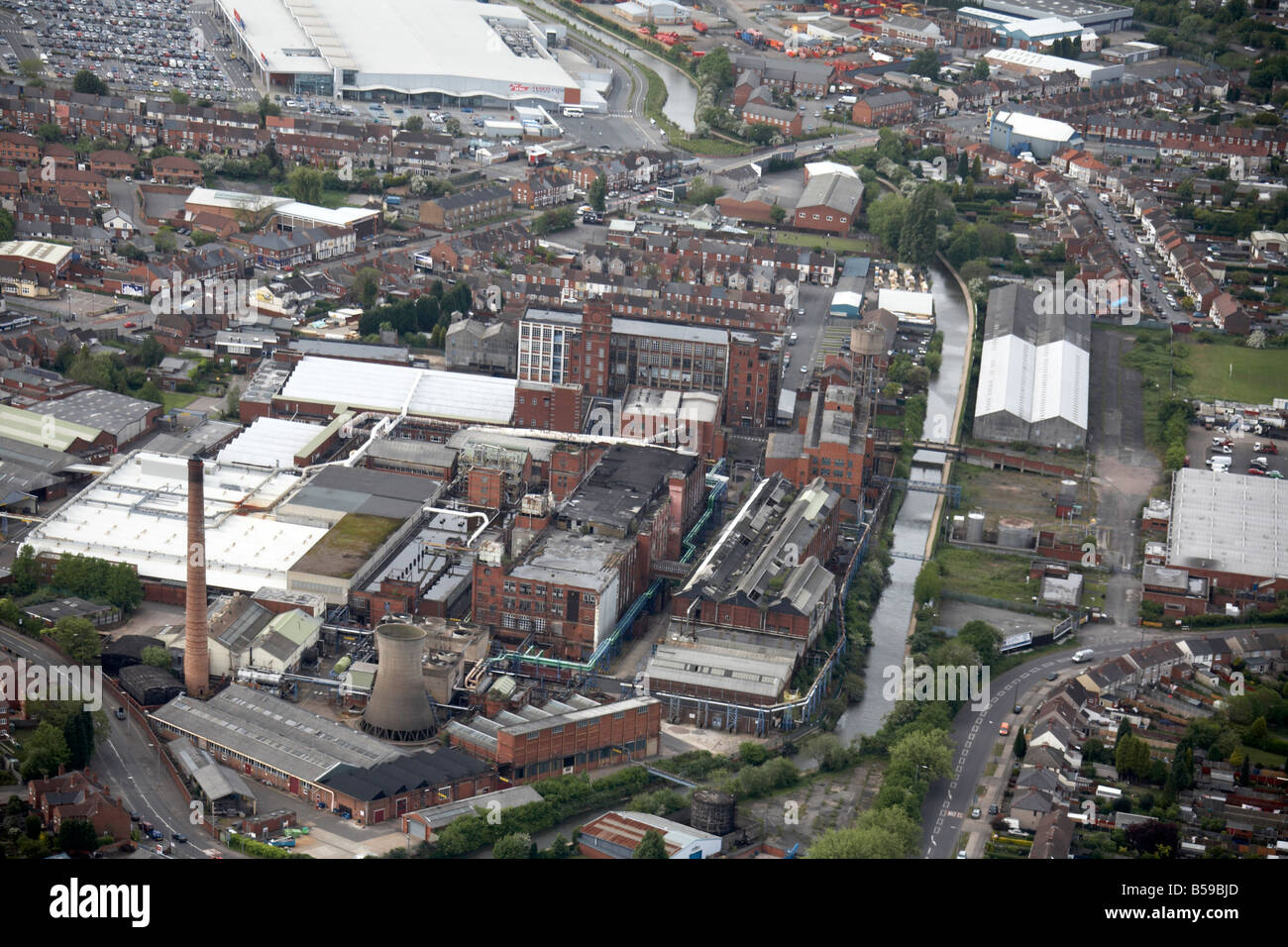 Aerial Nordwesten Gewerbegebiet Tesco Extra Supermarkt Vorort beherbergt alte Kirche Straße Foleshill Straße Coventry CV6 Engla Stockfoto