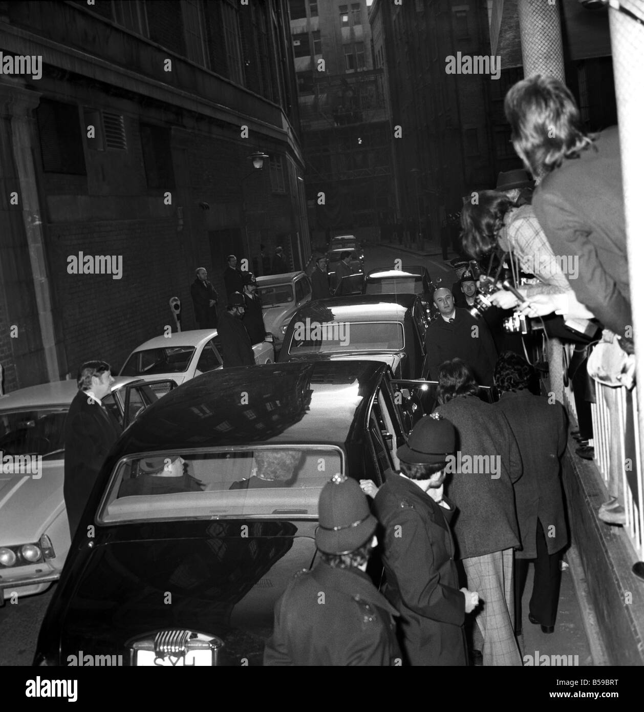 Demonstranten vor dem T.U.C. Büro im Zentrum von London, Demonstration gegen den Besuch von Alexander Shelepin, russische Gewerkschaftsführer und ehemaliger Leiter der K.G.B Unser Bild zeigt die Ankunft der russischen Gewerkschaftsführer. April 1975 75-1723-001 Stockfoto
