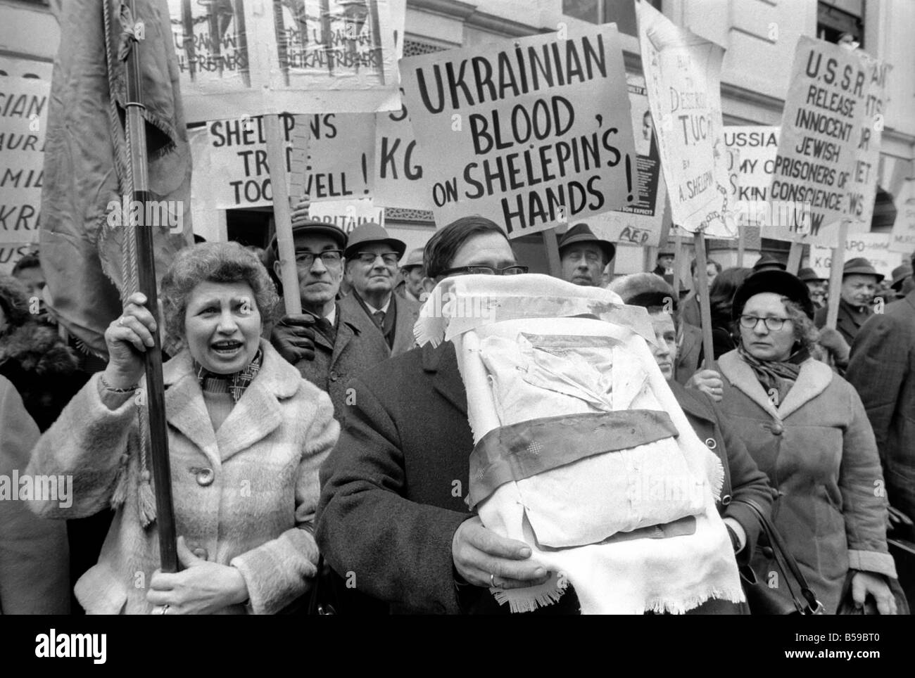 Demonstranten vor dem T.U.C. Büro im Zentrum von London, Demonstration gegen den Besuch von Alexander Shelepin, russische Gewerkschaftsführer und ehemaliger Leiter der K.G.B April 1975 75-1723-002 Stockfoto