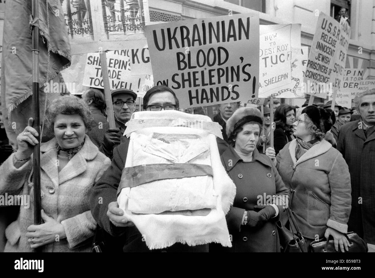 Demonstranten vor dem T.U.C. Büro im Zentrum von London, Demonstration gegen den Besuch von Alexander Shelepin, russische Gewerkschaftsführer und ehemaliger Leiter der K.G.B April 1975 75-1723-003 Stockfoto