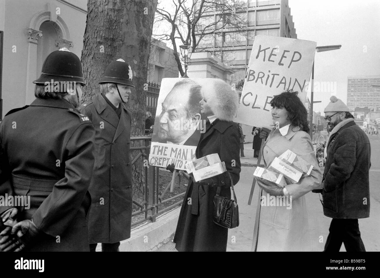 Demonstranten vor dem T.U.C. Büro im Zentrum von London, Demonstration gegen den Besuch von Alexander Shelepin, russische Gewerkschaftsführer und ehemaliger Leiter der K.G.B April 1975 75-1723-005 Stockfoto