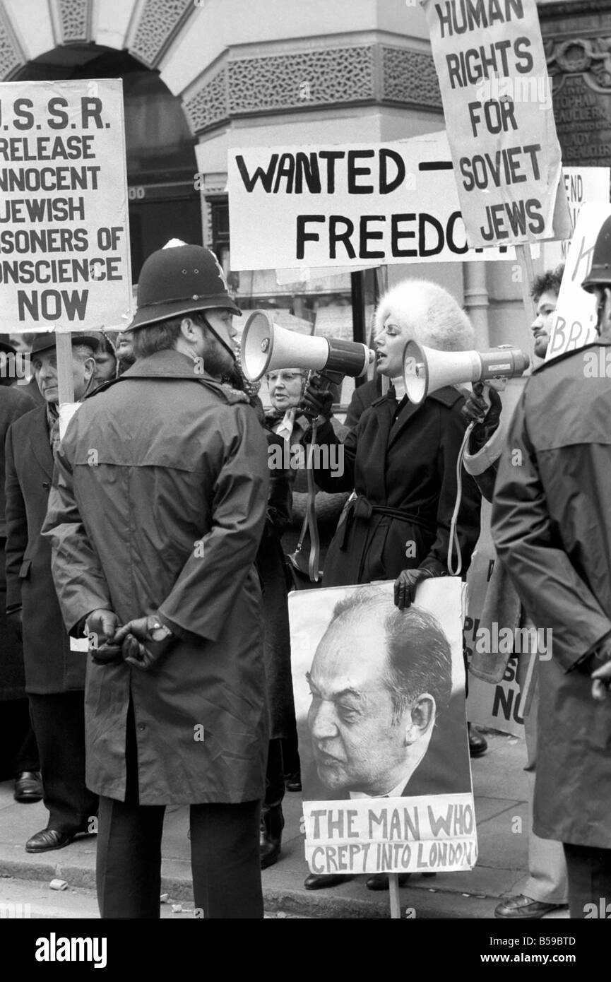 Demonstranten vor dem T.U.C. Büro im Zentrum von London, Demonstration gegen den Besuch von Alexander Shelepin, russische Gewerkschaftsführer und ehemaliger Leiter der K.G.B April 1975 75-1723-006 Stockfoto