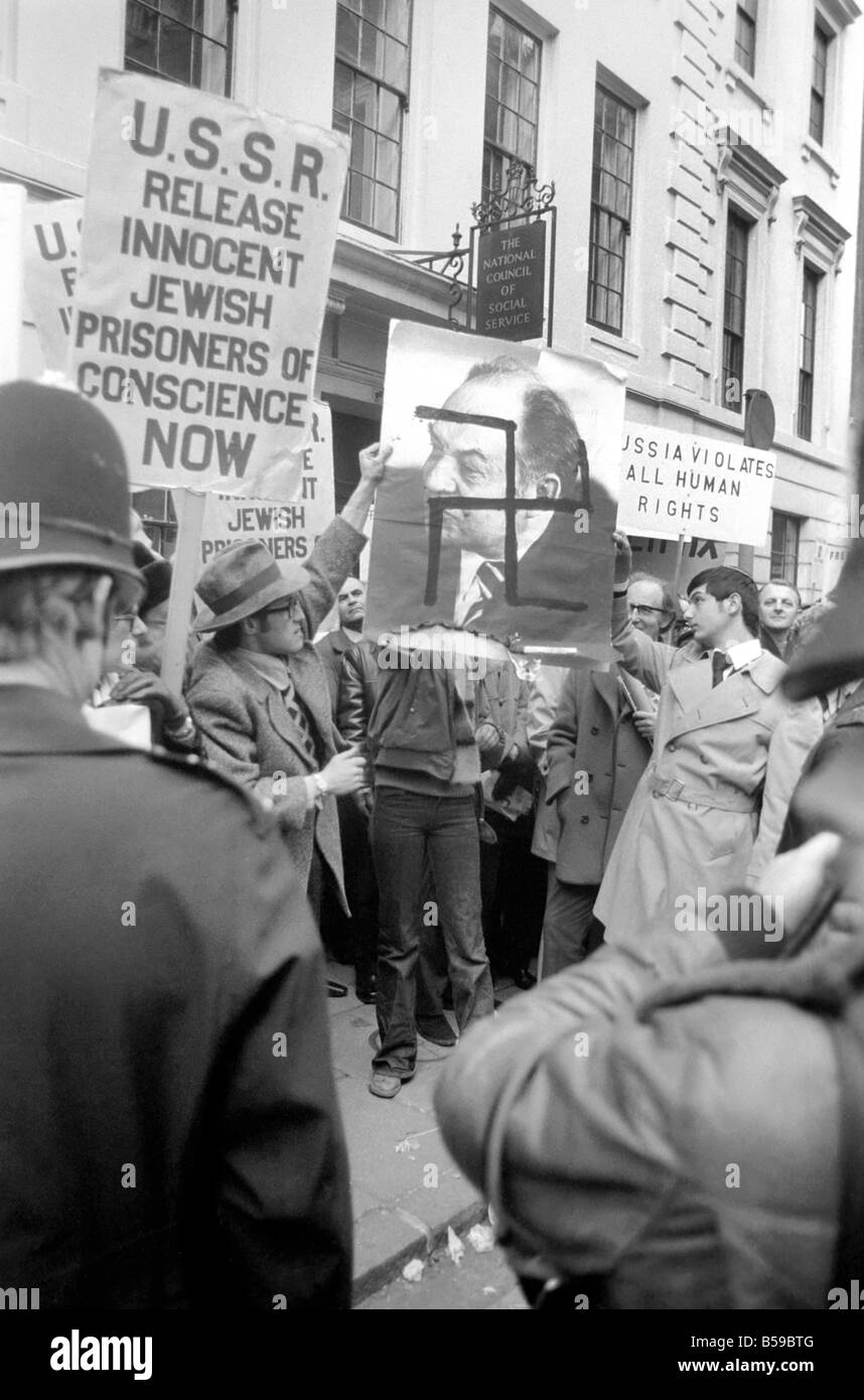 Demonstranten vor dem T.U.C. Büro im Zentrum von London, Demonstration gegen den Besuch von Alexander Shelepin, russische Gewerkschaftsführer und ehemaliger Leiter der K.G.B April 1975 75-1723-007 Stockfoto