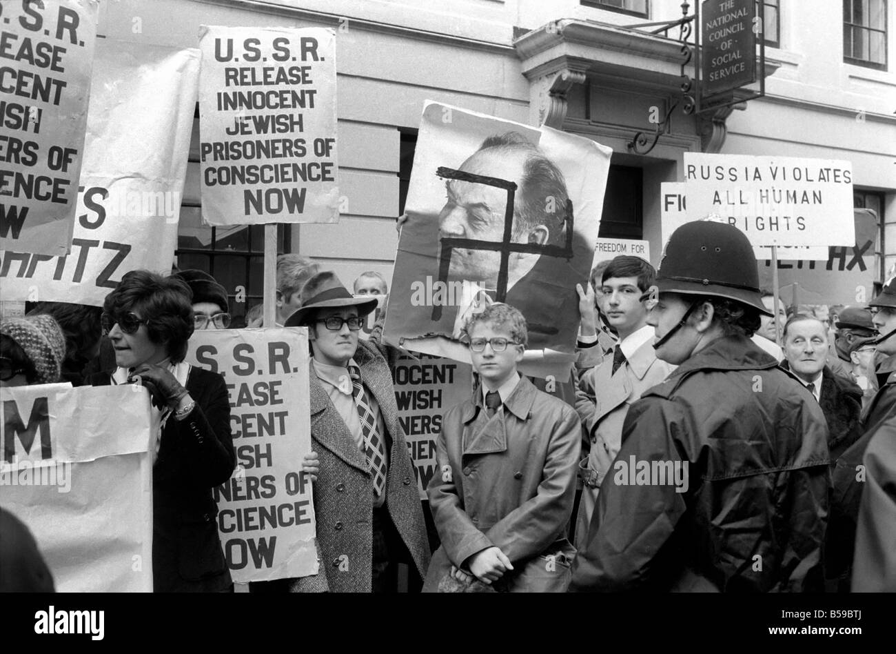 Demonstranten vor dem T.U.C. Büro im Zentrum von London, Demonstration gegen den Besuch von Alexander Shelepin, russische Gewerkschaftsführer und ehemaliger Leiter der K.G.B April 1975 75-1723-008 Stockfoto