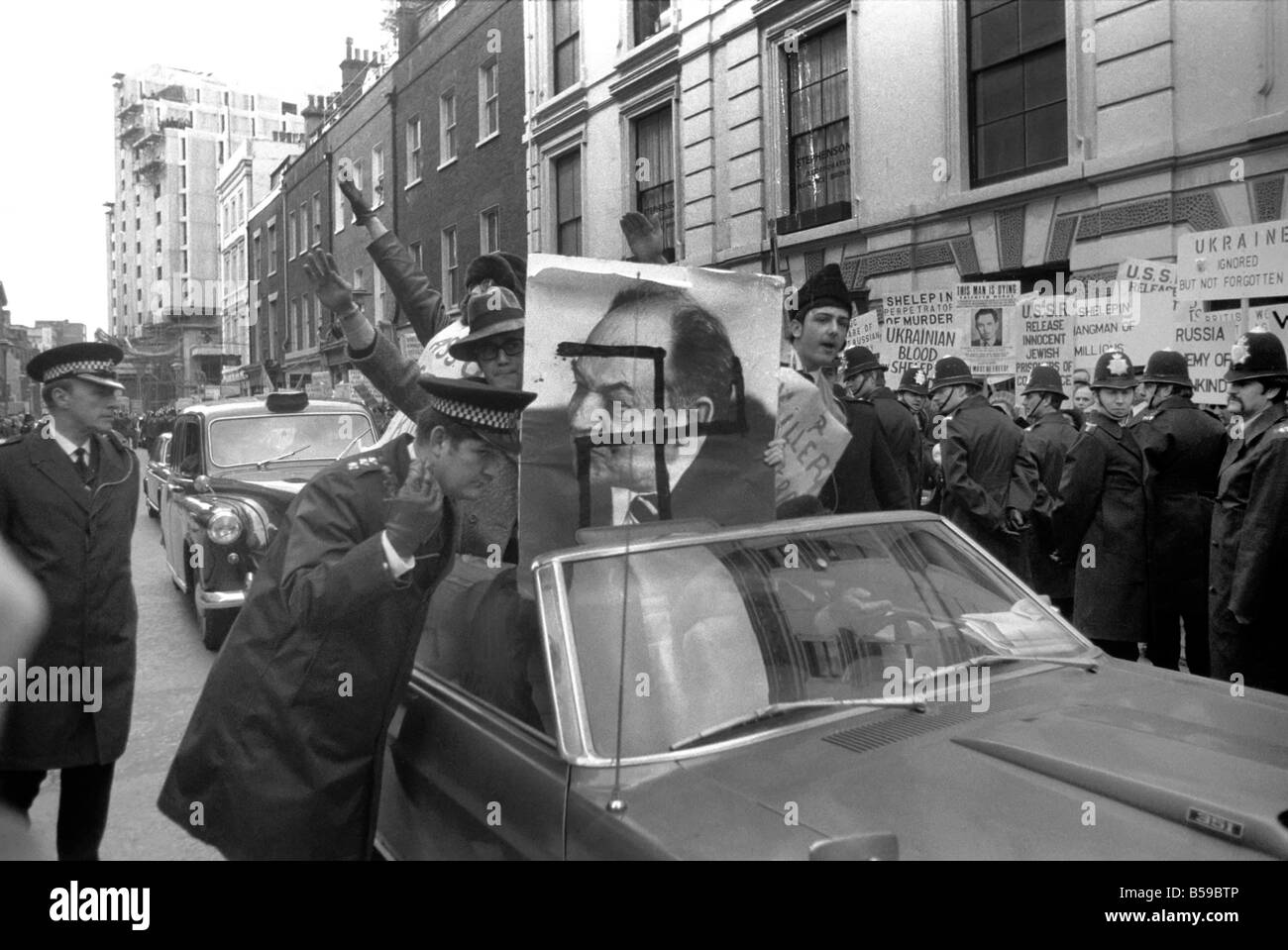 Demonstranten vor dem T.U.C. Büro im Zentrum von London, Demonstration gegen den Besuch von Alexander Shelepin, russische Gewerkschaftsführer und ehemaliger Leiter der K.G.B April 1975 75-1723-009 Stockfoto