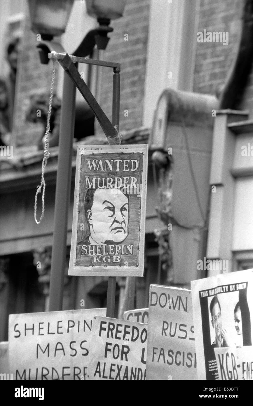 Demonstranten vor dem T.U.C. Büro im Zentrum von London, Demonstration gegen den Besuch von Alexander Shelepin, russische Gewerkschaftsführer und ehemaliger Leiter der K.G.B April 1975 75-1723-010 Stockfoto