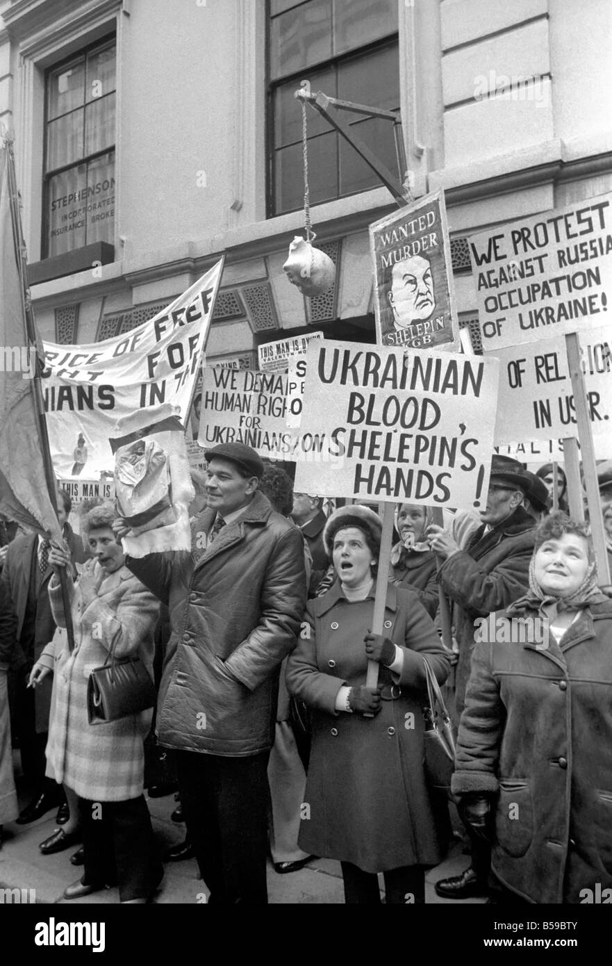 Demonstranten vor dem T.U.C. Büro im Zentrum von London, Demonstration gegen den Besuch von Alexander Shelepin, russische Gewerkschaftsführer und ehemaliger Leiter der K.G.B April 1975 75-1723-011 Stockfoto