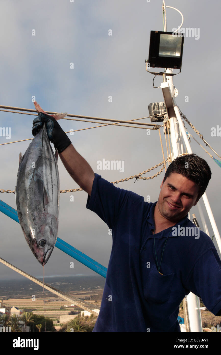 Ein Fischer hält empor ein Bonito Thunfisch Fisch frisch vom Kutter in Playa San Juan-Teneriffa-Kanarische Inseln-Spanien entladen Stockfoto