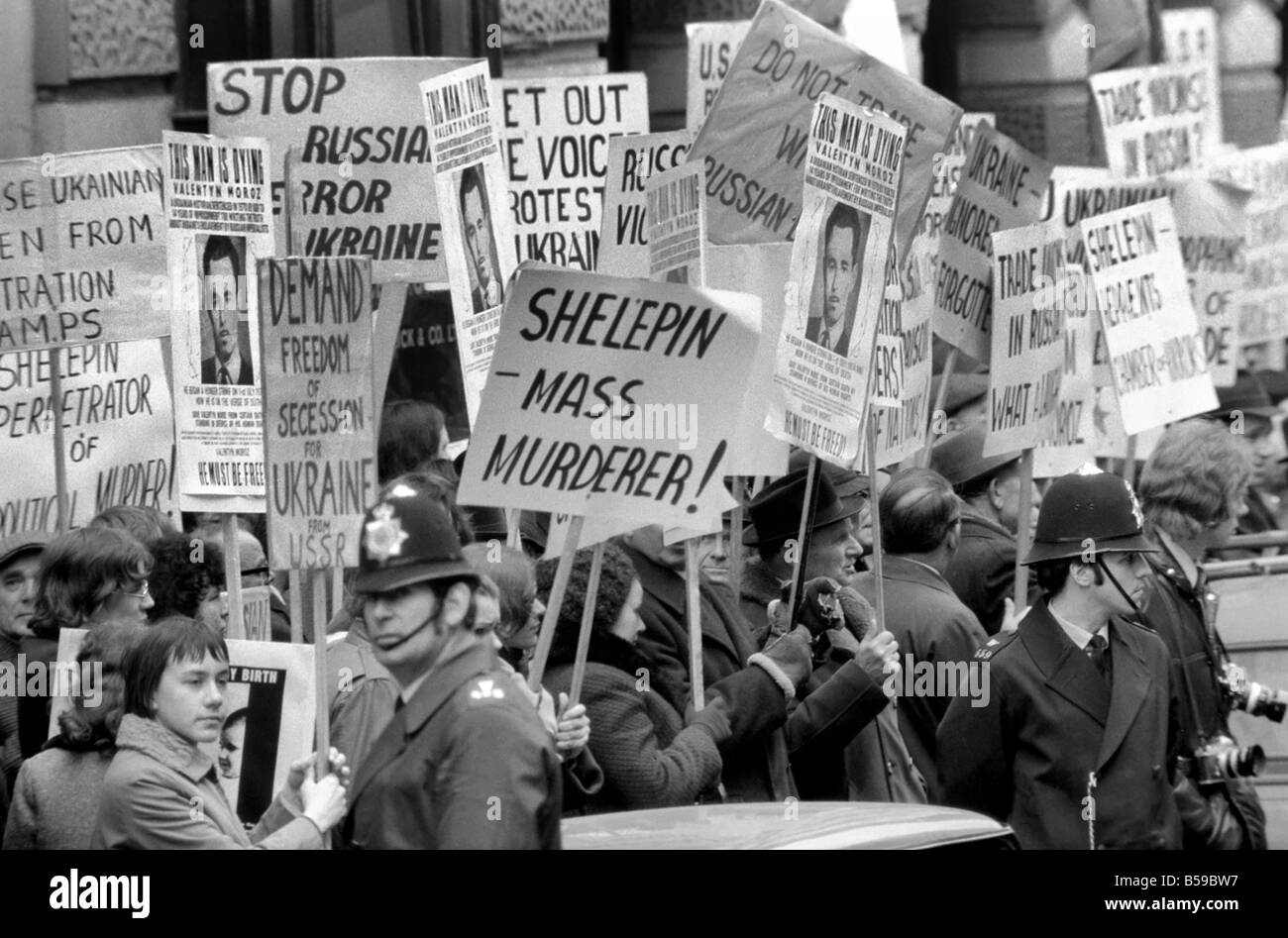 Demonstranten vor dem T.U.C. Büro im Zentrum von London, Demonstration gegen den Besuch von Alexander Shelepin, russische Gewerkschaftsführer und ehemaliger Leiter der K.G.B April 1975 75-1723 Stockfoto