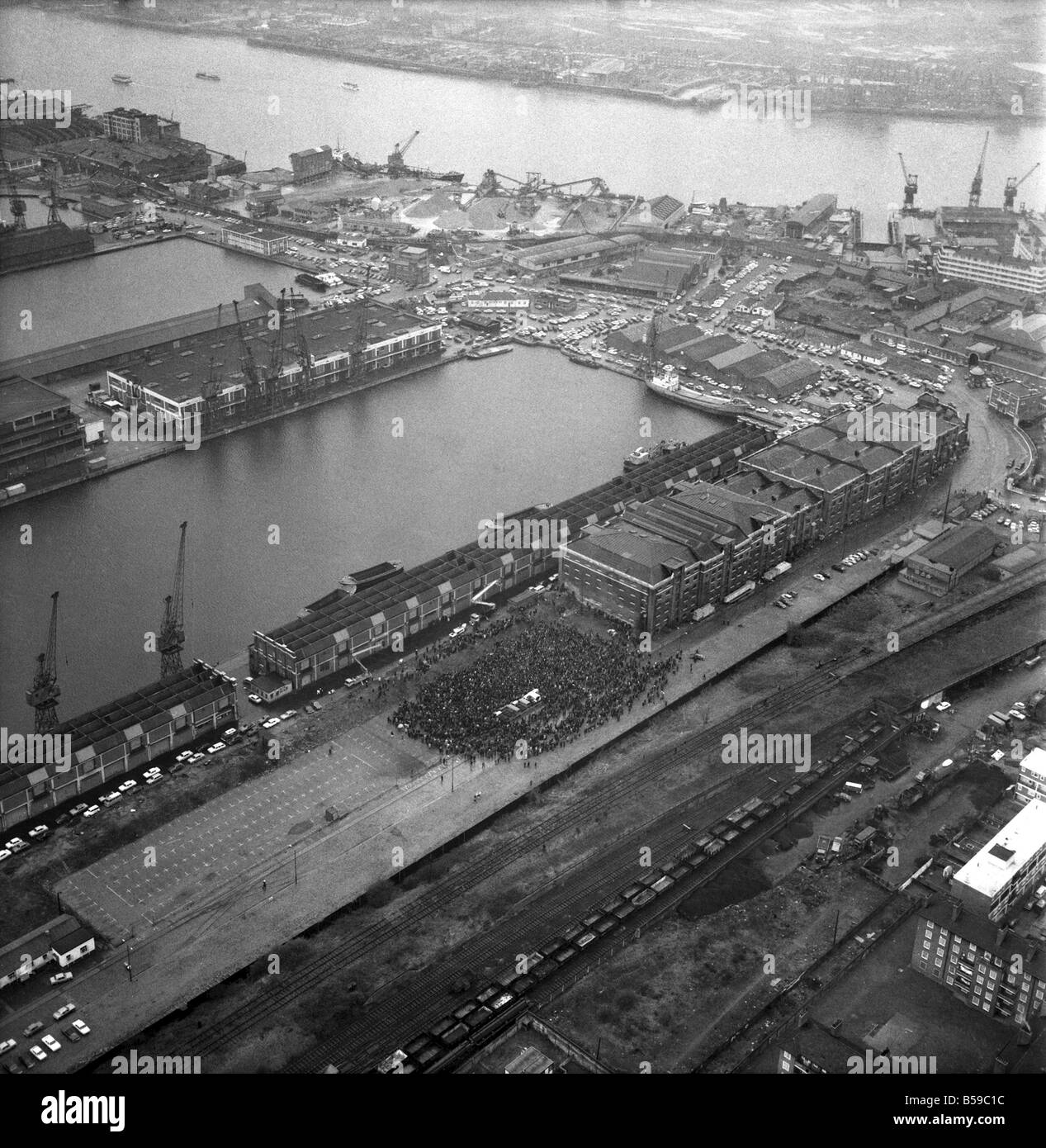 Luftaufnahmen der London Docks als Hafenarbeiter Abstimmung zu ihren 5 Wochen Streik zu beenden, das die Docks April 1975 75-1761-003 verkrüppelt hatte Stockfoto