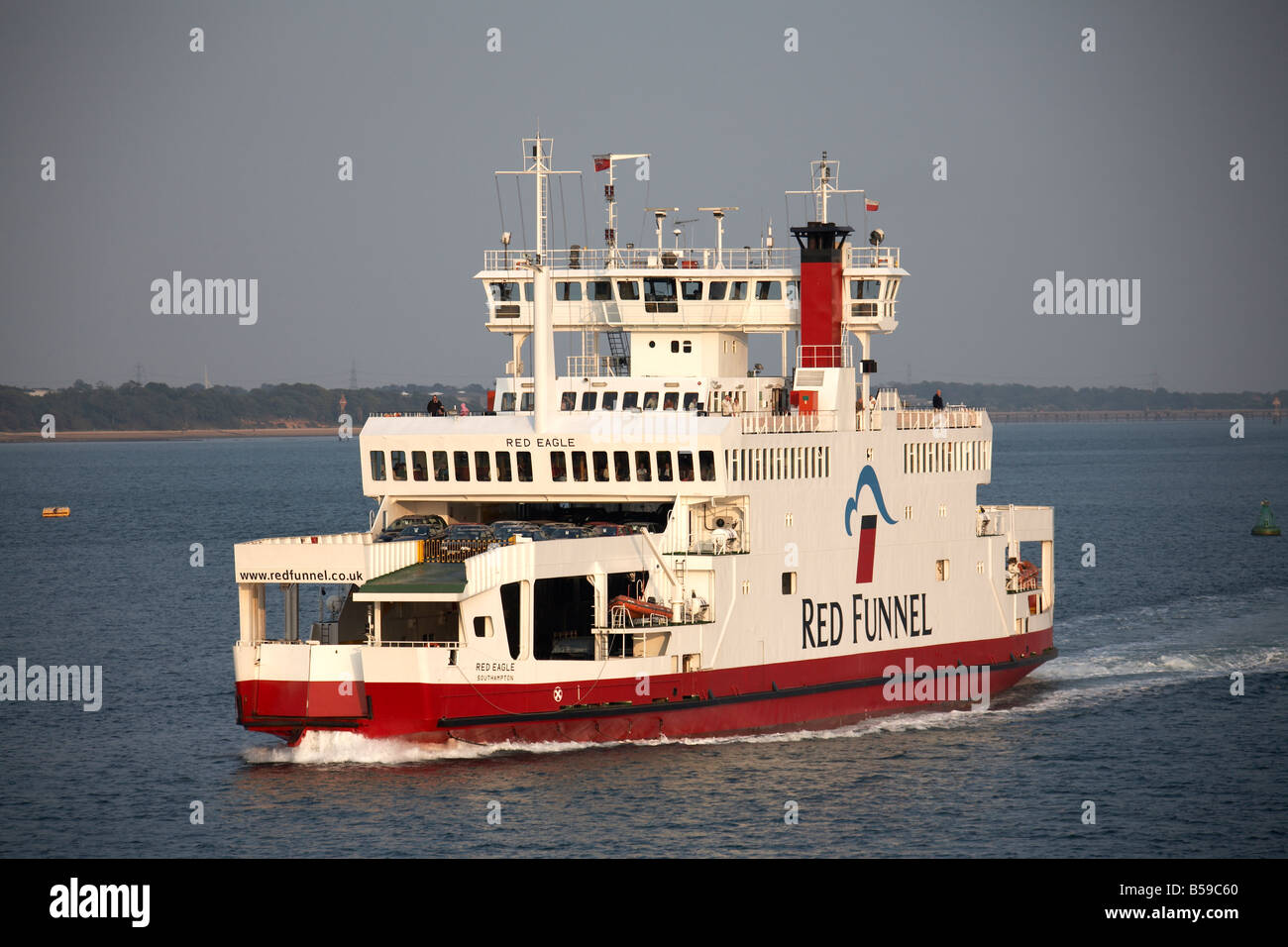 Red Funnel Passagier- und Autofähre Segeln auf dem Meerwasser auf Southampton Wasser England UK Stockfoto