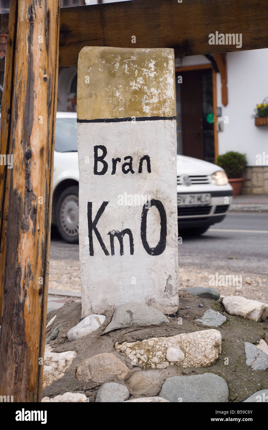 Bran in Transsilvanien Rumänien Europa. Alte Strecke Straßenschild Kilometer vor dem Dorf Zentrum Meilenstein km metrische Markierung am Straßenrand Stockfoto
