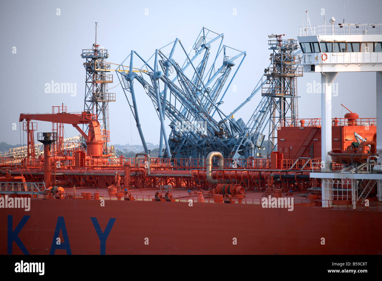 Abstraktes Bild von Rohren auf Stena Alexita Handelsschiff Schiffsdeck am Southampton Water Fawley Raffinerie terminal Hafen angedockt. Stockfoto