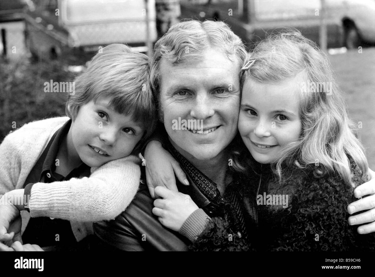 Geburtstagsgrüße für Bobby Moore Ex England Kapitän, BobbyÛs Kinder 7-Year-Old Dean und 10-j hrige Roberta bezahlt ihre Stockfoto