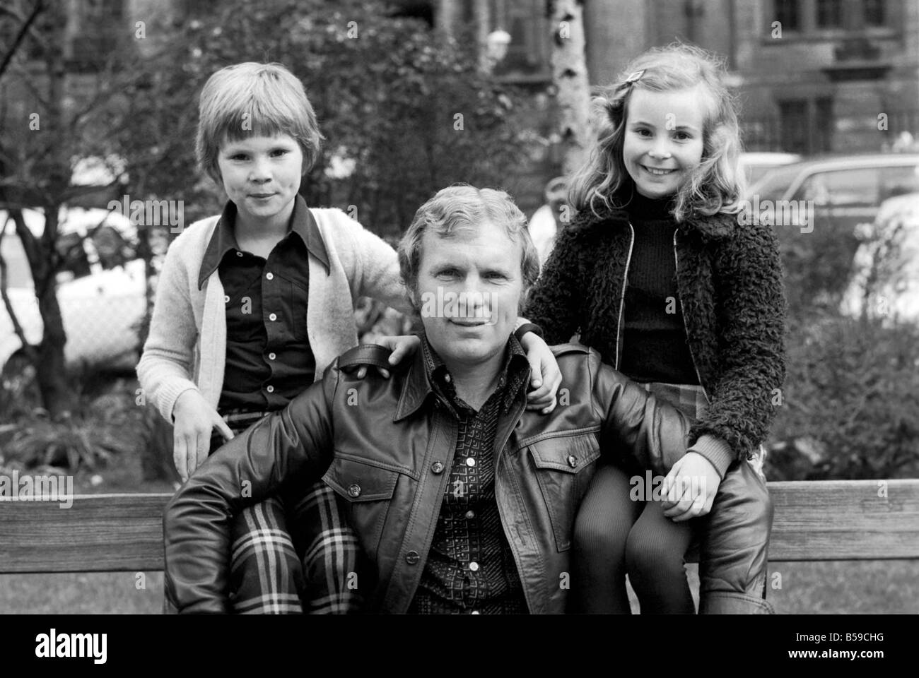 Geburtstagsgrüße für Bobby Moore Ex England Kapitän, Bobby═s Kinder 7-Year-Old Dean und 10-j hrige Roberta bezahlt ihre Stockfoto