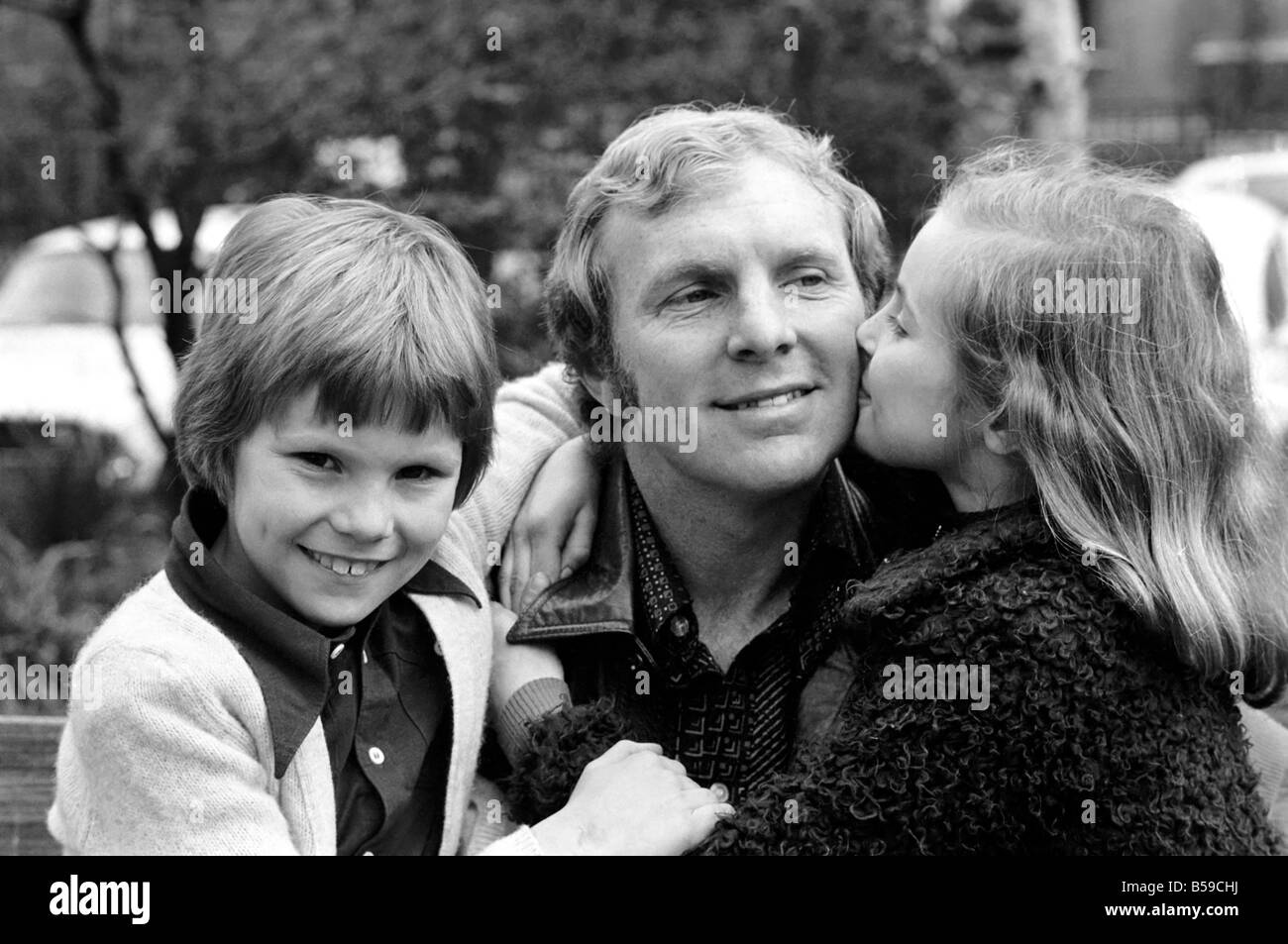 Geburtstagsgrüße für Bobby Moore Ex England Kapitän, Bobby═s Kinder 7-Year-Old Dean und 10-j hrige Roberta bezahlt ihre Stockfoto