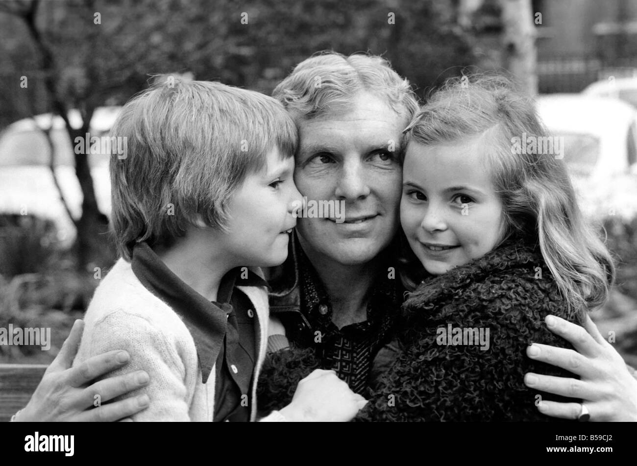Geburtstagsgrüße für Bobby Moore Ex England Kapitän, Bobby═s Kinder 7-Year-Old Dean und 10-j hrige Roberta bezahlt ihre Stockfoto
