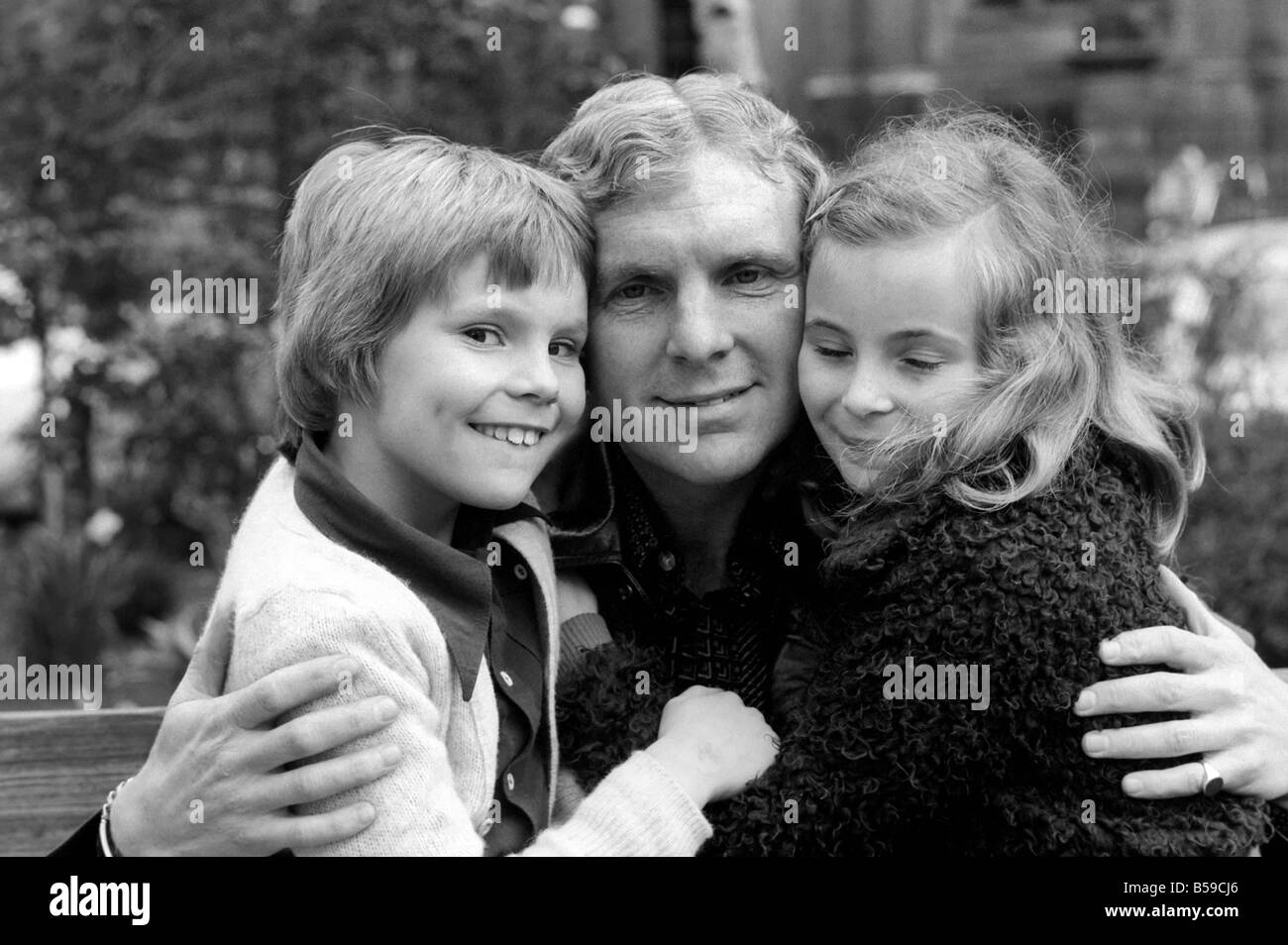 Geburtstagsgrüße für Bobby Moore Ex England Kapitän, BobbyÛs Kinder 7-Year-Old Dean und 10-j hrige Roberta bezahlt ihre Stockfoto
