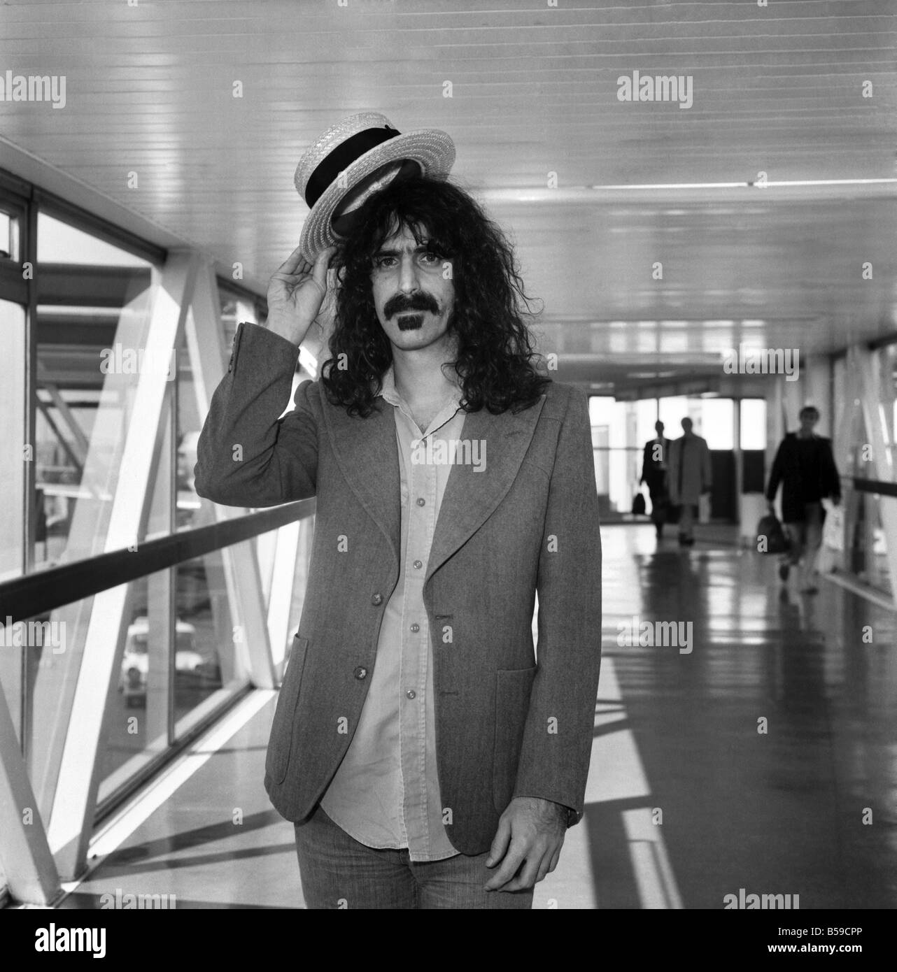 Rock Star Frank Zappa komplett mit Stroh Strohhut Hut am Londoner Flughafen Heathrow. April 1975 75-1925 Stockfoto