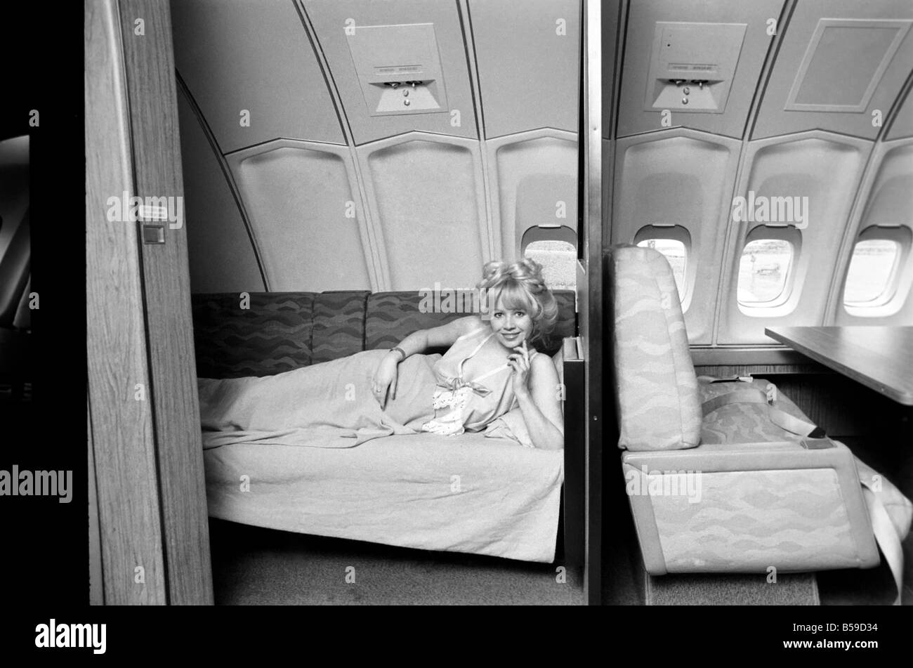 Jumbo Jet: Schlafen: First Class: Schlafzimmer in den Himmel: 23 Jahre altes Modell Jenny Clare, zeigt, wie in dem ist es möglich, zu entspannen und zu schlafen, wenn die Notwendigkeit, über erste Klasse Abteil des Singapore International Airline Jumbo 747 Flugzeug entsteht. Die First-Class-Lounge führt aus dem Abteil durch 13 Treppen und sie hoffen, dass dies in einem Schlafsaal zu verwandeln. April 1975 75-1950-003 Stockfoto