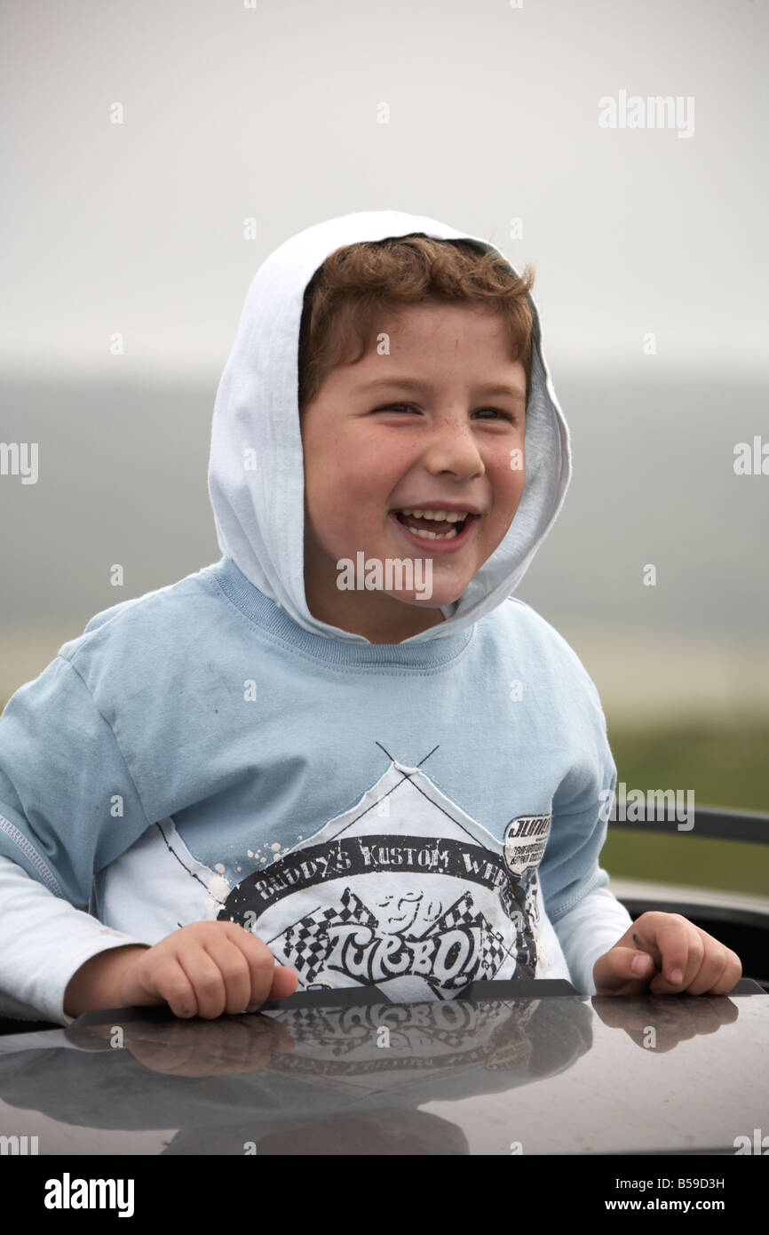 Kleiner Junge beobachten Stoxx Lager oder Banger Autorennen in der Nähe von Shalcombe Isle Of Wight England UK NAOH Stockfoto