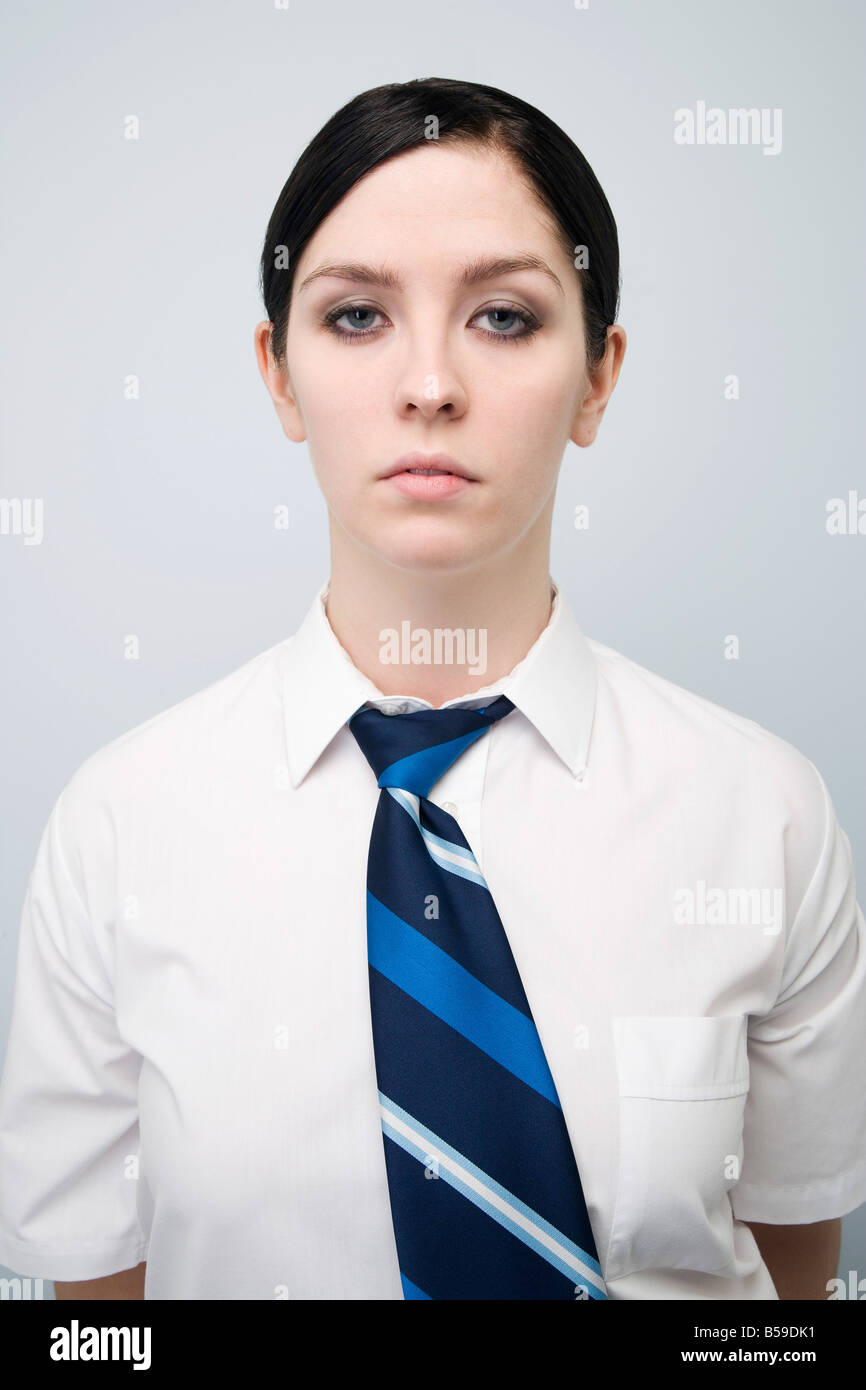 Frau in Hemd und Krawatte Stockfotografie - Alamy