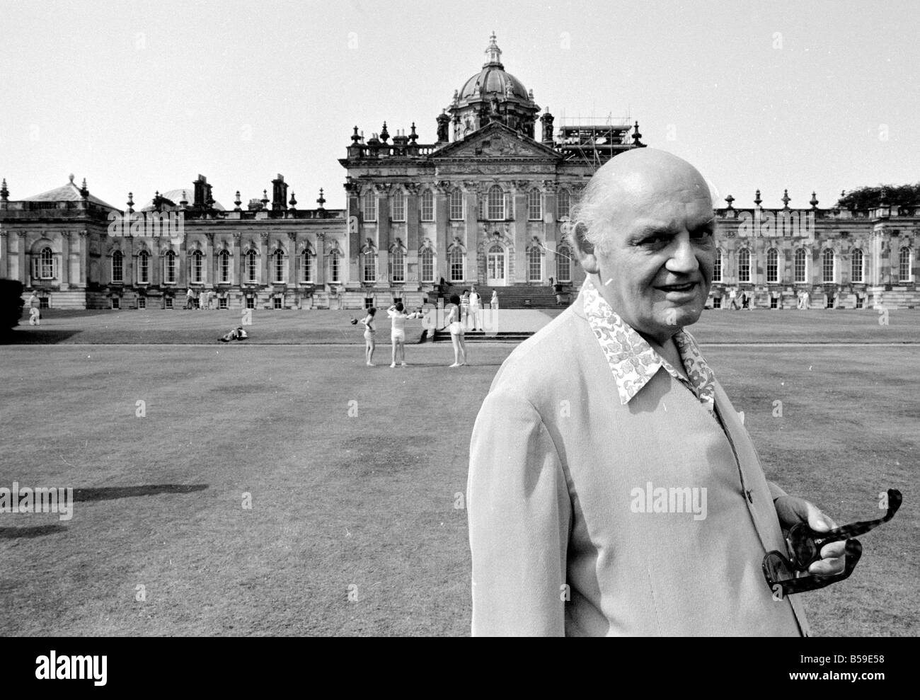 George Howard Baron Howard Henderskelfe Vorsitzender der BBC im Bild außen Castle Howard in North Yorkshire August 1982 82 Stockfoto