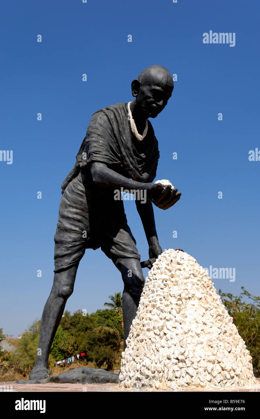 Statue von Mahatma Gandhi in Dandi Beach, in der Nähe von Navsari, Indien, markiert den Ort, wo er zuerst das Salz Gesetz 1930 brach Stockfoto