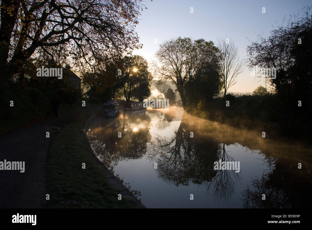 Frühen Morgennebel und Boote auf der Kennet und Avon Kanal bei Bathampton BaNES England UK Stockfoto