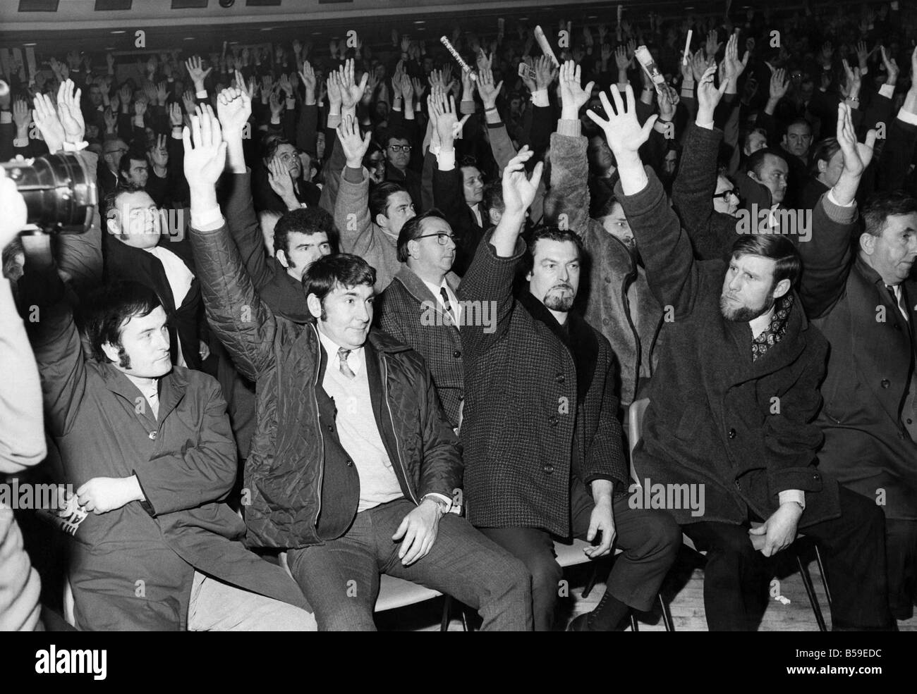 Streikende Arbeiter in Halewood Ford-Fabrik in Liverpool machen eine Abstimmung mit ihren Händen während einer Besprechung. ; April 1971; P005442 Stockfoto