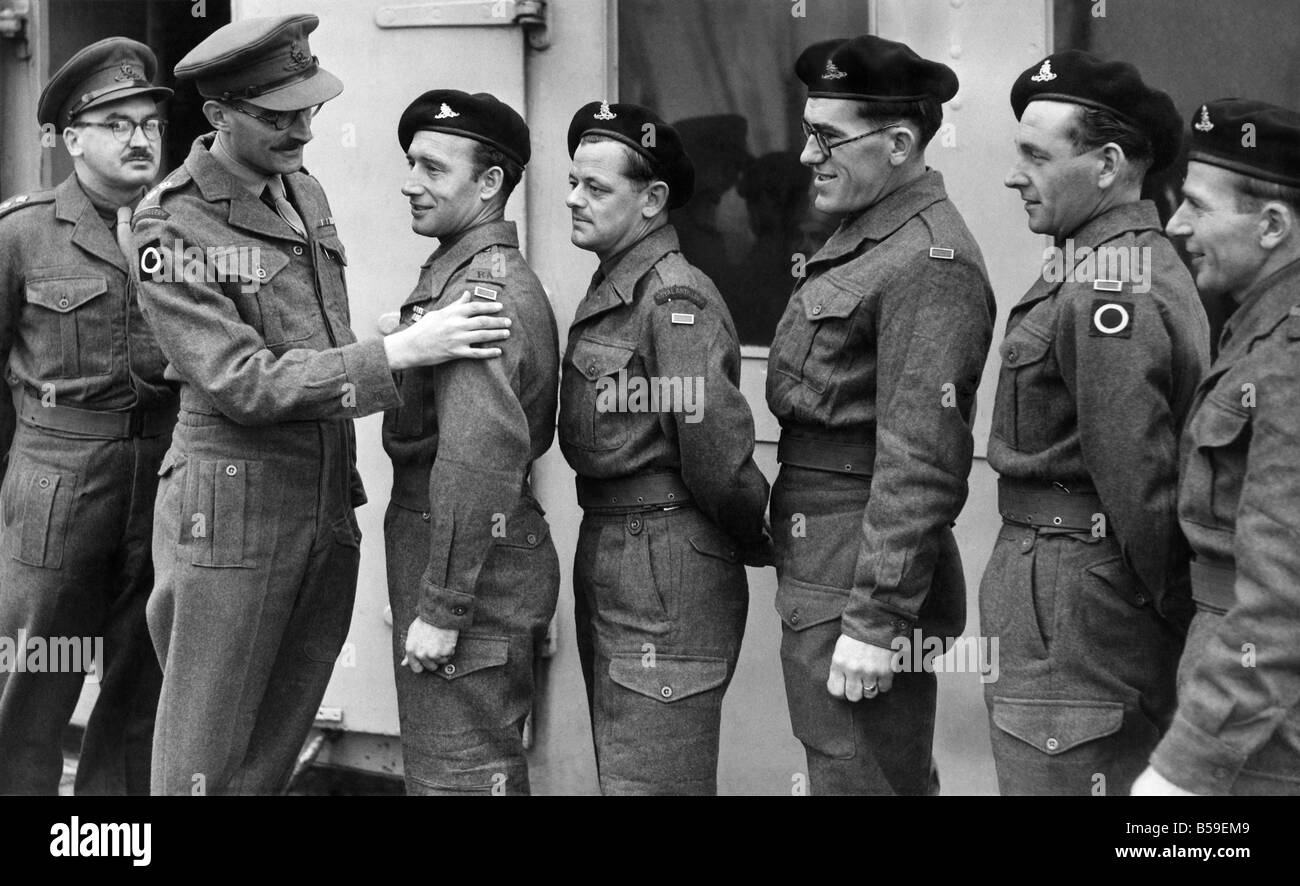 Truppen kommen in Liverpool aus Korea auf Truppentransporter Devonshire. Vereinigte Staaten von Amerika Einheit Zitate erhielten diesen Männern von 170 Mörtel Batterie RA C-Truppe, die zwar zur Unterstützung der galanten Barnwall ausgelöscht wurde, darstellt. Sie sind, Lt S.J.W. Krummstab und A.E.R. Dodds, und die Männer mit flash auf Schulter) Gunner g.w. Procter von Rumpf, Gunner P. Lawrence Addingham, Yorks, Kanonier P. McAuliffe von Luton, Gunner L. Fercival von Leeds und Gunner J. Pearce von Darwen. Oktober 1951 P005721 Stockfoto