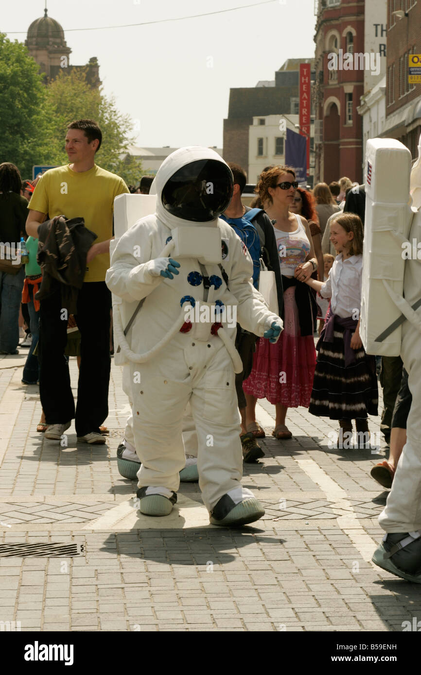 Straßenunterhaltung auf dem Brighton Festival Fringe, ein open-Access-Kunst-Festival jährlich in Brighton, England. Stockfoto