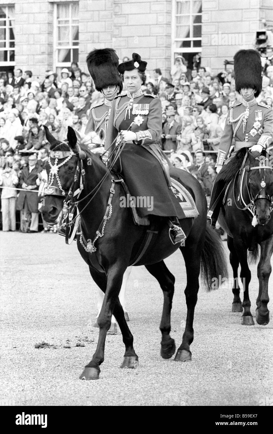 Ihre Majestät Königin Elizabeth II auf dem Pferderücken während der trooping Feier-Zeremonie. ; Juni 1977; R77-3311-001 Stockfoto